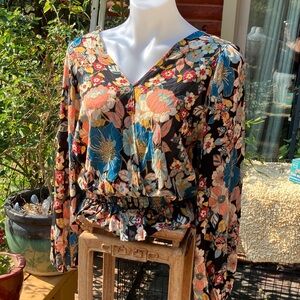 Angie floral balloon sleeve V-neck top size small
